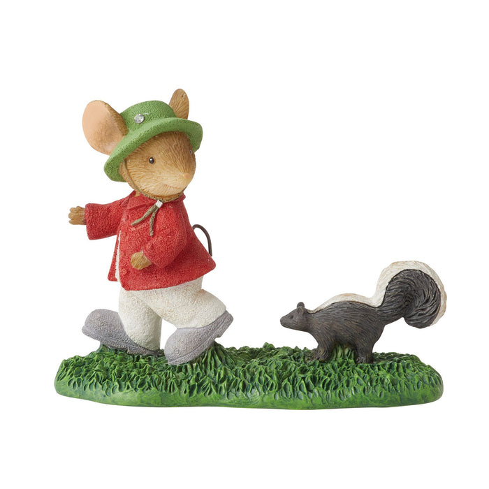 Skunk attack figurine